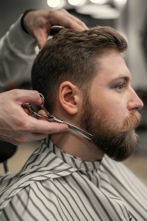 Barbero arreglando una barba