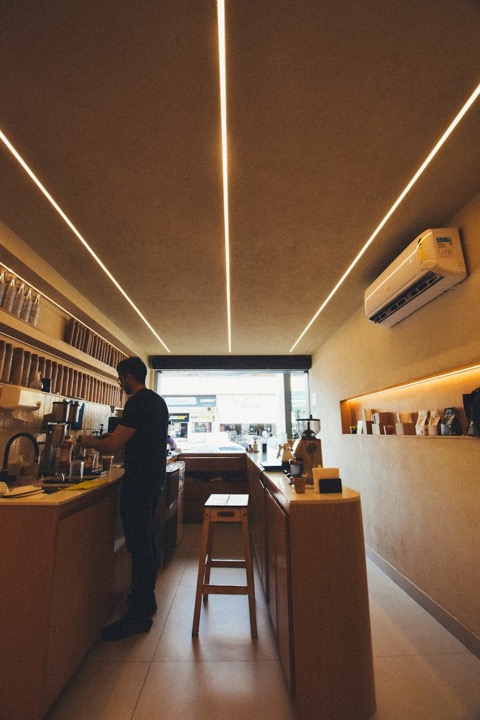Persona preparando café en una barra de madera