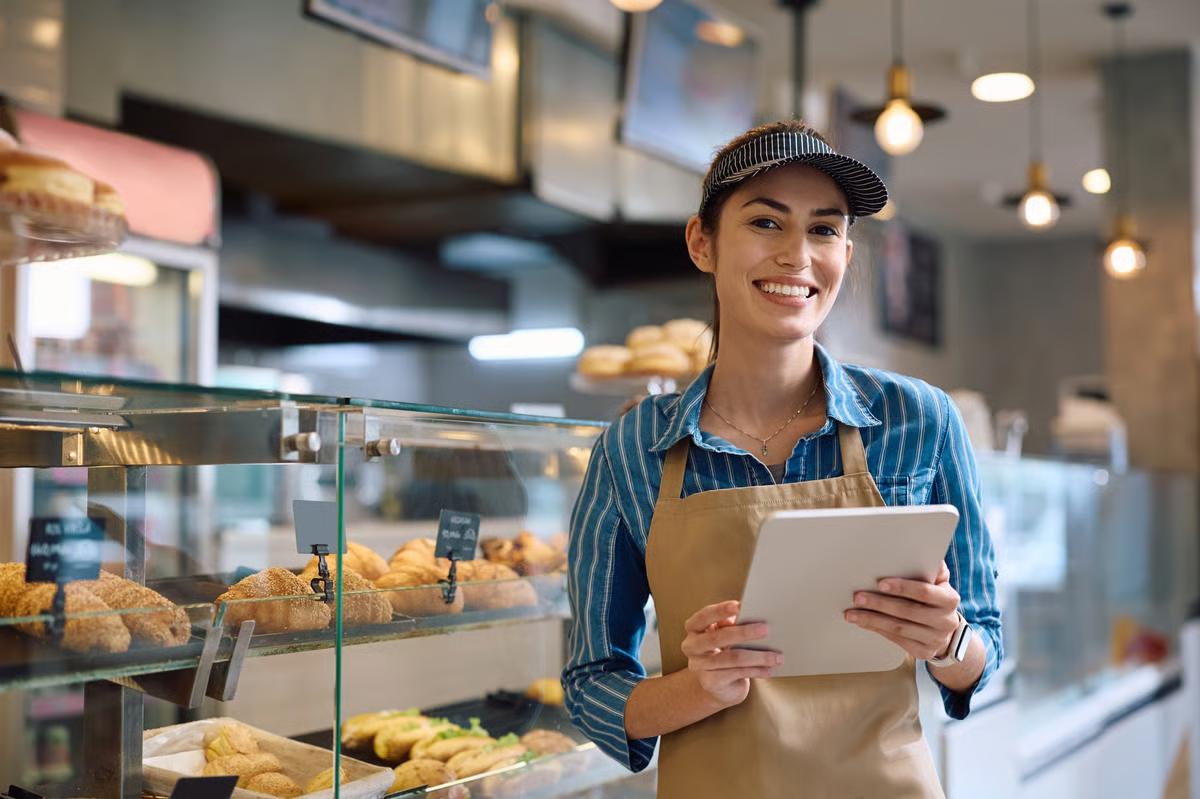 Dueña de una panadería con una tablet