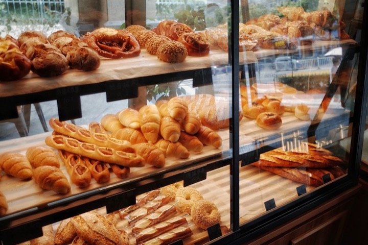 Vitrina de una panadería con panes
