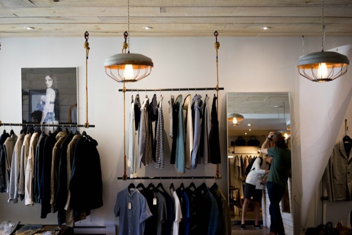 Tienda de ropa con prendas colgadas